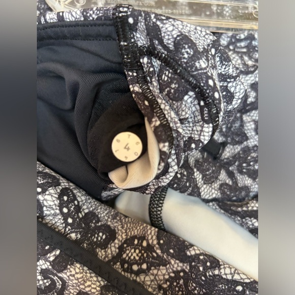 Lululemon✨Outrun 17" Crop Pockets Reflective Mesh✨Mini Cinder Lace White Black✨4 - Picture 15 of 16
